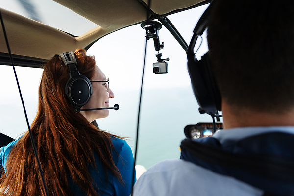포토 JPG 해외이미지 무기 여행 교통시설 모션 하늘 비행기 안테나 한명 머리 검은색 헤드폰 힘 기계 트럭 칼날 헬리콥터 파일럿 공군 항공 속도 프로펠러 승객 엔진 대패 착륙 해외202309 해외포토 직업 1 컬러 음향기기 교통 통신 항공교통 자동차 대중교통 군대 사람 신체부위 시설 파일형식