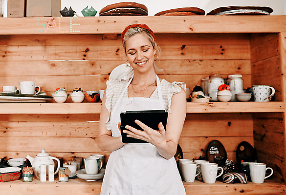 포토 JPG 해외이미지 접시 여자 행복 주전자 선반 한명 들기 상반신 성인 앞모습 컵 태블릿 귀걸이 앞치마 도자기 작업실 도예가 성인여자한명만 해외202309 해외포토 직업 1 식기 감정 뷰포인트 가구 장신구 모션 주방용품 사람 전자제품 스마트기기 여자한명만 성인여자만 파일형식