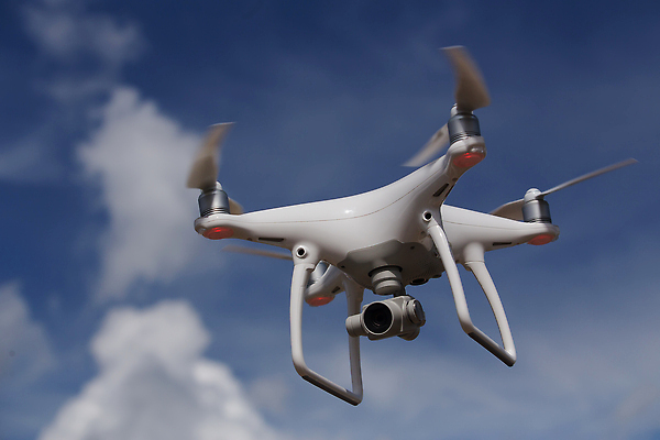 포토 JPG 해외이미지 직업 백그라운드 컨셉 모션 자연 하늘 안테나 사람없음 야외 파란색 카메라 사진촬영 촬영 장비 흰색 작음 통제 무선전화기 항공 라디오 프로펠러 감시 멀리 기어 동영상 찬성 항공촬영 혁명 드론 스파이 제어 해외202309 해외포토 뷰포인트 컬러 통신 전자제품 크기 전화기 생태계 파일형식