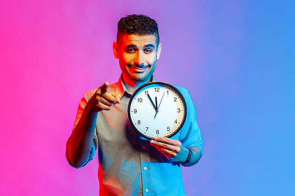 포토 JPG 해외이미지 남자 행복 시계 분홍색 중동 손가락 청소년 실내 종류 경고 한명 미소 사람 동양인 파란색 기쁨 가리킴 시간 최고 수비 인도인 손목시계 확인 만족 긍정 보여주기 히스패닉 재촉 지연 고립 마감 해외202309 해외포토 외국인 1 손 감정 나라 컬러 컨셉 장신구 모션 표정 인종 손짓 내부 파일형식