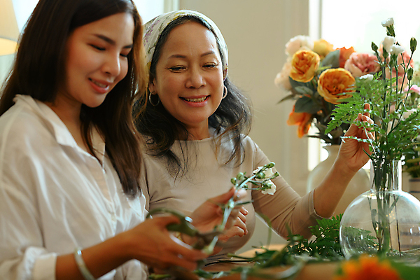 포토 JPG 해외이미지 여자 노년 잎 모녀 실내 동양인 상반신 성인 두명 꽃병 자르기 꽃꽂이 원예 다듬기 성인여자만 해외202309 해외포토 식물 꽃 딸 가족 모션 엄마 사람 인종 취미 내부 여자만 성인만 파일형식