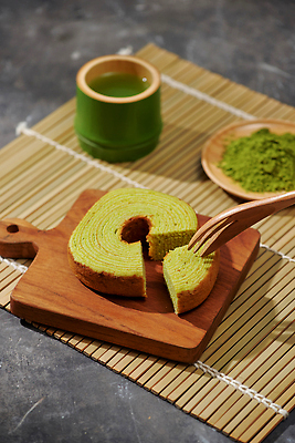 포토 JPG 해외이미지 조각 포크 사람없음 달콤 녹차 나무도마 나무포크 녹차가루 바움쿠헨 녹차맛 해외포토 식기 도마 목재 차_음료 케이크 맛 가루 파일형식