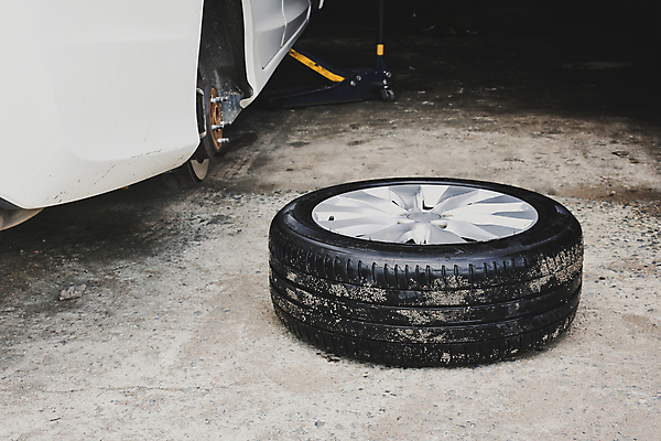 포토 JPG 해외이미지 산업 교통시설 자동차 바닥 사람없음 상점 기계 장비 흰색 긴급 업무 도움 바퀴 작업실 변화 가장자리 수리 사건 오브젝트 서비스 타이어 리프트 먼지 고정 문제 잭 모터 유지 교체 깨짐 자동 차고 트러블 해외202309 해외포토 육상교통 컬러 교통 컨셉 작업 둘레 시설 파일형식