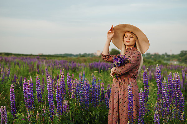 포토 JPG 해외이미지 여자 잎 꽃밭 안기 한명 들기 상반신 성인 야외 뷰티 노을 눈감음 허브 밀짚모자 내추럴 허브꽃 성인여자한명만 해외202309 해외포토 자연요소 식물 모자_잡화 1 꽃 모션 사람 여자한명만 성인여자만 파일형식