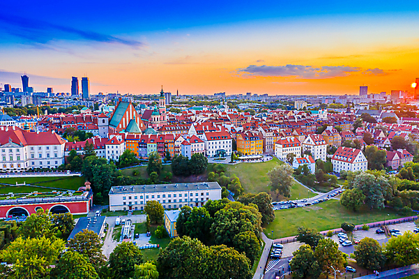 포토 JPG 해외이미지 구름 유럽 여행 백그라운드 건축양식 하늘 지붕 안테나 파노라마 풍경 사람없음 건물 여름 파란색 도시풍경 사무실 뷰티 교회 고층빌딩 일몰 흰색 도시 역사 야간 타일 스카이라인 동유럽 시청 폴란드 구시가지 수도권 옛날 오페라 유럽연합 바르샤바 해외202309 해외포토 자연요소 건축물 계절 건축 나라 컬러 비즈니스 통신 종교건축 촬영기법 빌딩 노을 지역 관공서 파일형식
