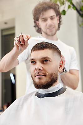 포토 JPG 해외이미지 헤어스타일 응시 남자 시계 앉기 상반신 성인 두명 옆모습 장비 머리빗 망토 미용사 이발 이발소 물뿌리기 미용가위 성인남자만 해외202309 해외포토 직업 시선 뷰포인트 모션 가위_도구 사람 미용용품 뷰티샵 남자만 성인만 파일형식