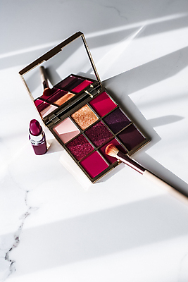 포토 JPG 해외이미지 백그라운드 사람없음 세트 뷰티 거울 립스틱 화려 대리석 아이섀도 메이크업브러쉬 해외202309 해외포토 컨셉 재료 화장품 붓 파일형식