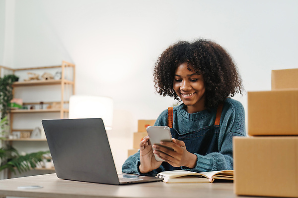 포토 JPG 해외이미지 라이프스타일 여자 행복 회사 비즈니스 사업가 성공 주택 한명 사람 동양인 노트북 쇼핑 컴퓨터 상자 사무실 판매 상점 업무 비즈니스우먼 상품 작음 상인 사이버 고객 서비스 패키지 질서 소매 온라인 주인 물류 짐싸기 판지 마케팅 매각 목록 프리랜서 중소기업 해외202309 해외포토 직업 1 감정 컨셉 인종 건물 생활 전자제품 예절 작업 직장인 크기 파일형식