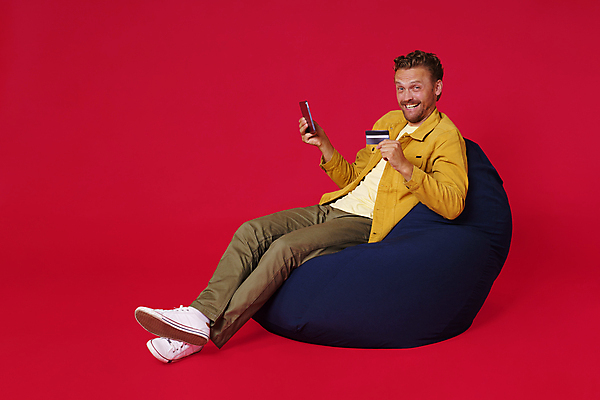 포토 JPG 해외이미지 모델 학생 라이프스타일 옷 남자 행복 안경 백그라운드 인터넷 의자 가방 비즈니스 모바일 휴식 콩 한명 사람 앉기 성인 태블릿 유행 기쁨 흰색 비즈니스맨 신용카드 구매 연결 고객 안락의자 온라인 고립 인출 스타일 해외202309 해외포토 1 잡화 감정 컬러 가구 컨셉 모션 곡류 생활 금융 전자제품 스마트기기 쇼핑 직장인 파일형식