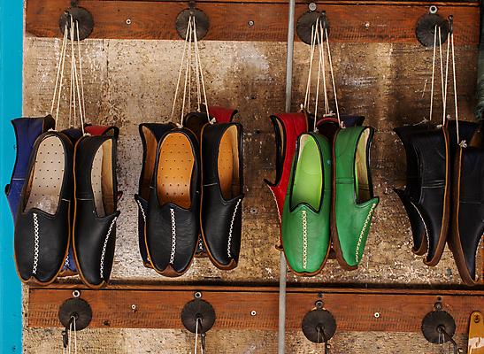 포토 JPG 해외이미지 전통 컬러 신발 슬리퍼 사람없음 컬러풀 유행 상점 직물 시장 제조 가죽 질감 복고 만들기 자수 장인 양발 핸드메이드 해외202309 해외포토 모션 파일형식