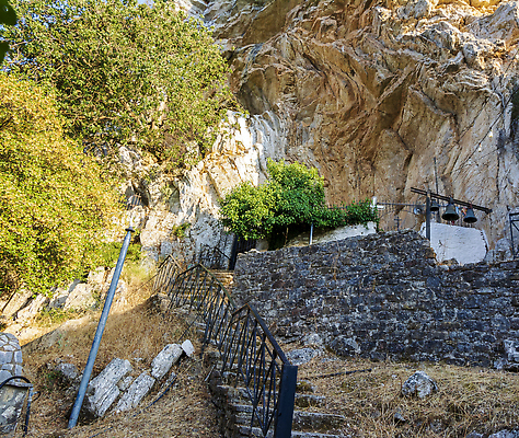 포토 JPG 해외이미지 전통 기독교 종교 문화 여행 십자가 건축양식 자연 산 풍경 사람없음 야외 건물 관광지 교회 믿음 골동품 바위 기도 사찰 예수 역사 동굴 재산 성자 심볼 그리스 신성 지하 수도원 천연기념물 내추럴 랜드마크 신앙심 옛날 지질학 파멸 해외202309 해외포토 건축물 교육 건축 감정 유럽 컨셉 종교건축 금융 돌_바위 신_종교 생태계 파일형식 소멸