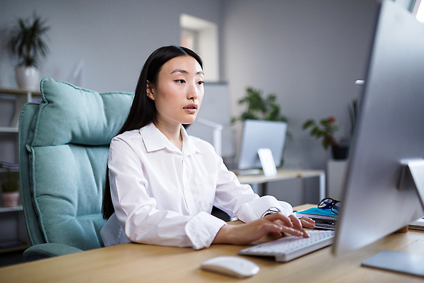 포토 JPG 해외이미지 여자 화분 안경 화초 의자 책장 한명 앉기 상반신 성인 옆모습 사무실 모니터 공책 타이핑 키보드 마우스 스마트 책상 성인여자한명만 해외202309 해외포토 식물 1 잡화 뷰포인트 가구 컨셉 비즈니스 모션 문구용품 사람 컴퓨터 컴퓨터용품 여자한명만 성인여자만 파일형식