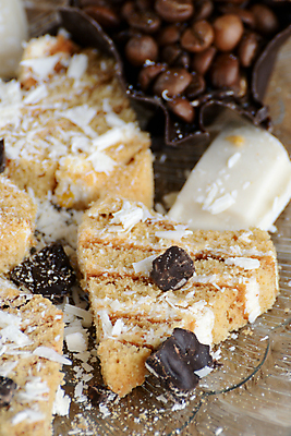 포토 JPG 해외이미지 접시 커피 음식 백그라운드 유리 탁자 디저트 요리 사람없음 목재 장식 초콜릿 숟가락 원두 굽기 먹기 준비 롤 맛있는 해외202309 해외포토 나무 식기 음료 가구 재료 모션 재질 수저 구이 파일형식