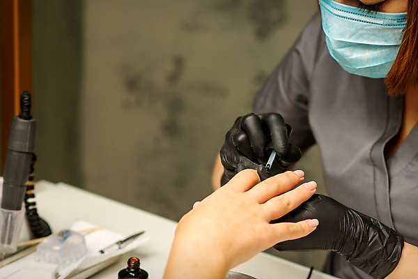 포토 JPG 해외이미지 손 여자 상반신 성인 두명 신체부위 잡기 투명 손톱관리 매니큐어 바르기 위생장갑 네일샵 매니큐어바르기 성인여자만 해외202309 해외포토 장갑 모션 사람 상점 화장품 네일아트 여자만 성인만 파일형식