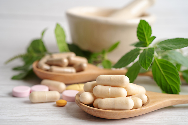 포토 JPG 해외이미지 건강 사람없음 알약 약 숟가락 허브 유기농 절구 절구방아 해외202309 해외포토 식물 웰빙 의학 수저 도구 파일형식