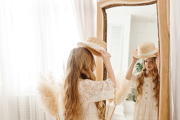 포토 JPG 해외이미지 서양인 원피스 여자 따뜻함 한명 들기 상반신 10대 반사 흰색 커튼 밀짚모자 십대여자한명만 해외202309 해외포토 외국인 모자_잡화 1 옷 컬러 모션 청소년 사람 여자한명만 십대여자만 파일형식