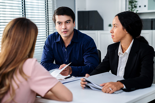 포토 JPG 해외이미지 여자 남자 직장 실내 앉기 동양인 정장 상반신 성인 앞모습 세명 업무 비즈니스맨 비즈니스우먼 면접 문서 고용 성인만 해외202309 해외포토 옷 뷰포인트 회사 비즈니스 모션 사람 인종 내부 구직 작업 직장인 채용 파일형식