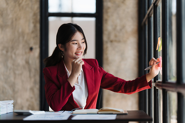 포토 JPG 해외이미지 직업 백그라운드 컨셉 돈 회사 비즈니스 성공 그래프 설계 한명 사람 금융 경제 컴퓨터 사무실 디지털 성장 업무 작업 비즈니스맨 시장 계획 주식 분석 보고서 경영자 문서 투자 이익 회계 경영 계좌 마케팅 자금 해외202309 해외포토 1 남자 전자제품 직장인 재산 리더 파일형식