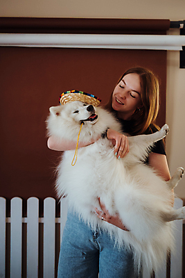 포토 JPG 해외이미지 동물 실내 한명 사람 반려동물 개 솜브레로 기르기 순혈 해외202309 해외포토 모자_잡화 1 포유류 내부 전통의상 돌봄 파일형식