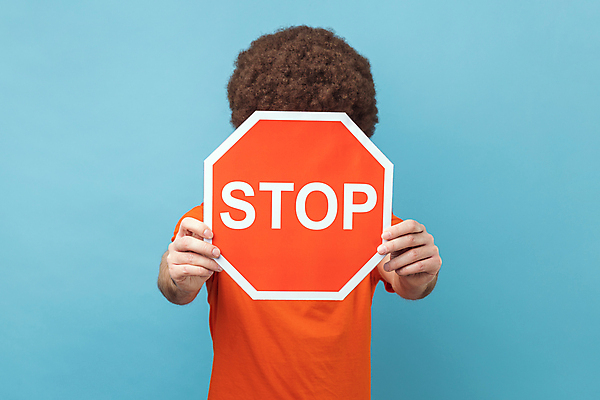 포토 JPG 해외이미지 남자 경고 한명 들기 상반신 성인 앞모습 파란색 표지판 정지 거절 얼굴가리기 성인남자한명만 해외202309 해외포토 1 뷰포인트 컬러 컨셉 모션 알림판 사람 가림 남자한명만 성인남자만 파일형식