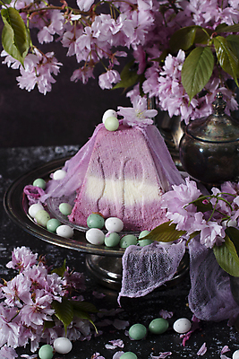 포토 JPG 해외이미지 꽃잎 분홍색 잎 봄꽃 사람없음 장식 케이크 원예 부활절계란 케이크스탠드 해외202309 해외포토 식물 꽃 컬러 디저트 부활절 취미 계란 봄 받침대 파일형식