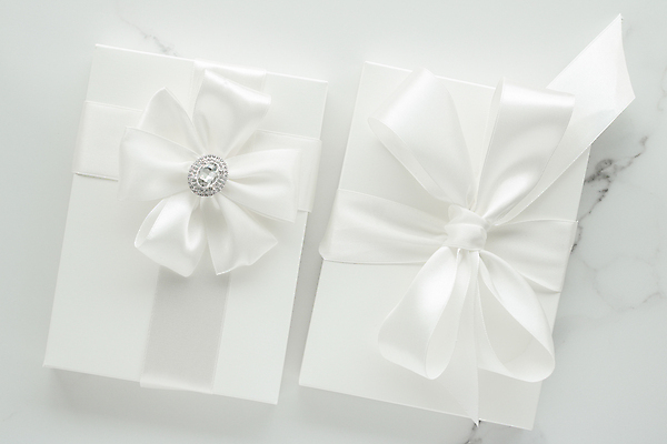 포토 JPG 해외이미지 리본 포장 사람없음 선물상자 흰색 오브젝트 대리석 해외202309 해외포토 컬러 재료 선물 상자 파일형식