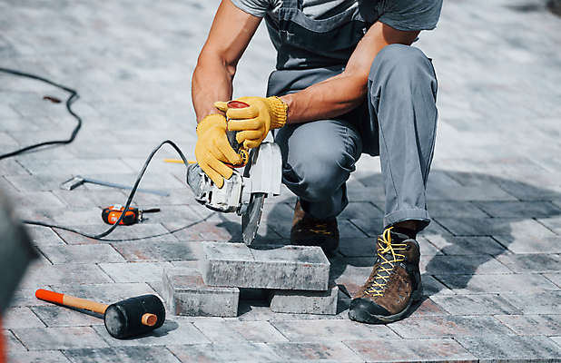 포토 JPG 해외이미지 남자 건축 바닥 작업복 공사 한명 성인 앞모습 건설현장 하반신 작업 보행로 망치 무릎꿇기 톱 톱질 화강암 성인남자한명만 건설근로자 해외202309 해외포토 직업 1 옷 길 뷰포인트 모션 건설업 사람 암석 공구 남자한명만 성인남자만 파일형식