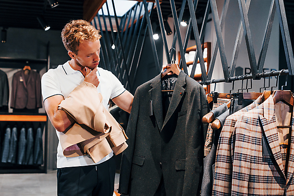 포토 JPG 해외이미지 남자 실내 한명 들기 정장 상반신 성인 앞모습 쇼핑 턱괴기 고급 남성복 옷가게 부티크 옷고르기 성인남자한명만 해외202309 해외포토 1 옷 뷰포인트 컨셉 모션 사람 내부 상점 남자한명만 성인남자만 파일형식
