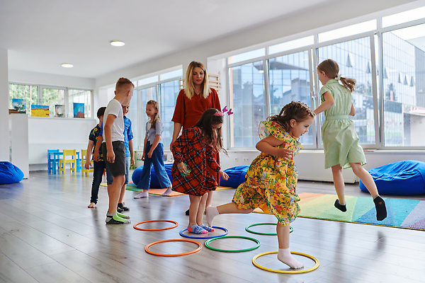 포토 JPG 해외이미지 여자 남자 어린이 스포츠 쿠션 창문 놀이 실내 소년 여러명 성인 달리기 점프 교사 카펫 유치원 고리 체육 즐거움 해외202309 해외포토 직업 교육 감정 다수 모션 사람 내부 파일형식