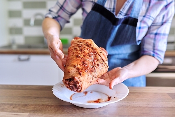 포토 JPG 해외이미지 전통 접시 음식 백그라운드 가방 재료 탁자 휴가 주택 건강 육류 돼지고기 요리 한명 빨간색 갈색 주방 식사 저녁식사 앞치마 덮개 흰색 신선 오븐 맛 굽기 먹기 향신료 주부 날것 후추 점심식사 생식 절임 맛있는 해외202309 해외포토 1 식기 잡화 컬러 가구 컨셉 식재료 모션 사람 건물 가전제품 뚜껑 구이 향미료 파일형식