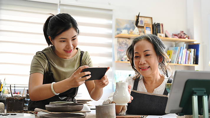 포토 JPG 해외이미지 그릇 여자 상반신 성인 취미 두명 옆모습 스마트폰 태블릿 촬영 앞치마 도자기 도자기공예 집중 만들기 점토 진흙 수공예 도예가 성인여자만 도자기공방 해외202309 해외포토 직업 식기 뷰포인트 컨셉 모션 사람 전자제품 핸드폰 스마트기기 공예 여자만 성인만 파일형식