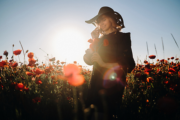 포토 JPG 해외이미지 여자 백그라운드 꽃밭 한명 들기 상반신 성인 옆모습 빨간색 눈감음 화려 양귀비 성인여자한명만 해외202309 해외포토 1 꽃 뷰포인트 컬러 컨셉 모션 사람 여자한명만 성인여자만 파일형식