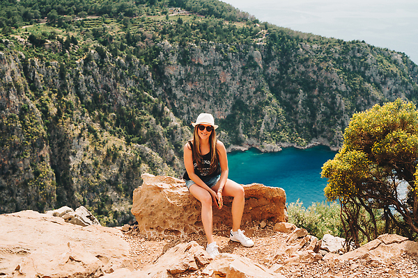 포토 JPG 해외이미지 나무 여자 스포츠 여행 자연 휴가 산 한명 사람 풍경 성인 야외 초록색 여름 빛 뷰티 여행객 일몰 산책 트래킹 하이킹 자유 탐험 가을 바위 정상 고도 언덕 캘리포니아 절정 하이커 해외202309 해외포토 식물 1 계절 컬러 컨셉 레저 휴식 노을 미국 돌_바위 생태계 파일형식
