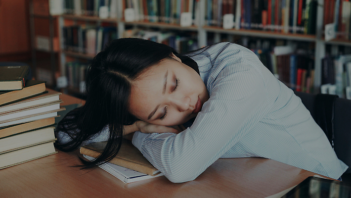 포토 JPG 해외이미지 학생 여자 교육 종이 졸업 학교 탁자 수업 휴식 피곤 한명 앉기 동양인 인종 10대 책 학습 스터디 청춘 독서 뷰티 쌓기 시험 잠 도서관 지루함 읽기 교과서 준비 대학교 문학 거짓말 해외202309 해외포토 1 감정 가구 컨셉 모션 청소년 교재 사람 파일형식