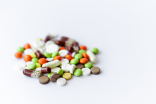 포토 JPG 해외이미지 컬러 과학 백그라운드 컨셉 건강 병원 사람없음 치료 빨간색 파란색 알약 약 고통 흰색 그룹 약초 질병 약국 오브젝트 두통 처방 테라피 중독 흙더미 조제 돌봄 복용 진통제 치료제 헬프 화학물질 항생제 해외202309 해외포토 감정 의학 모션 뷰티 흙 도움 풀_식물 화학 만들기 파일형식 더미