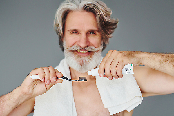 포토 JPG 해외이미지 노년 남자 한명 들기 상반신 앞모습 실버라이프 수건 칫솔 턱수염 치약 노인남자한명만 그루밍족 해외202309 해외포토 1 라이프스타일 뷰포인트 모션 수염 사람 성인 위생용품 뷰티 남자한명만 노인남자만 파일형식