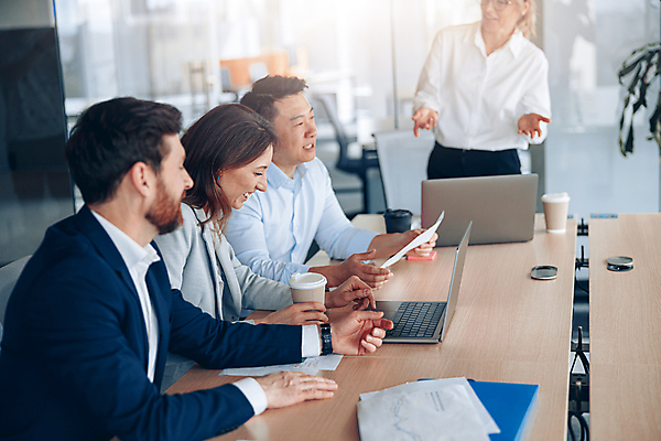 포토 JPG 해외이미지 직업 라이프스타일 여자 돈 비즈니스 설계 노동자 미소 사람 여러명 성인 금융 컴퓨터 사무실 웹 흰색 업무 작업 비즈니스맨 네트워크 발표 그룹 시장 대표 토론 상인 종업원 동료 무역 경영자 상업 온라인 매각 콜라보레이션 해외202309 해외포토 남자 산업 컬러 다수 컨셉 인터넷 관계 표정 생활 경제 전자제품 직장인 재산 리더 파일형식
