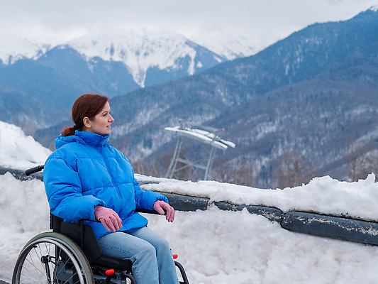 포토 JPG 해외이미지 백인 라이프스타일 여자 행복 여행 겨울 의자 교통시설 자연 휴가 산 표정 건강 한명 앉기 야외 건강관리 하이킹 장비 추위 관찰 바퀴 질병 정상 갑판 휠체어 장애 치유 자극 해외202309 해외포토 서양인 1 계절 감정 가구 교통 배_교통 의학 모션 레저 관리 사람 생활 시설 생태계 파일형식