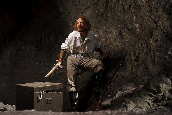 포토 JPG 해외이미지 백인 1 옷 문화 바다 섬 여행 휴가 영국 잉글랜드 미술 한명 이벤트 장식 가로 축제 할로윈 역사 칼 고급 개 큼 복고 선원 해적 스타일 해외202309 해외포토 서양인 유럽 컨셉 포유류 문화예술 사람 크기 도둑 파일형식
