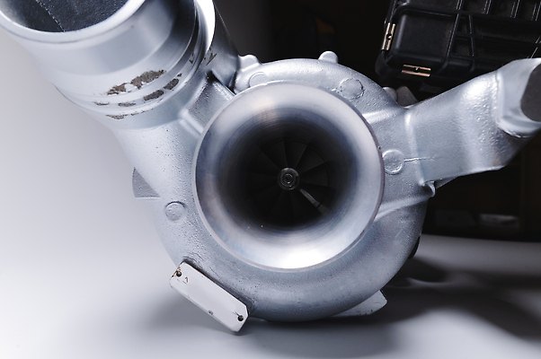 포토 JPG 해외이미지 산업 스포츠 부분 교통시설 자동차 새로움 사람없음 금속 힘 흰색 수리 속도 상승 부드러움 엔진 정비공 공학 모터 압력 자동 철강 해외202309 해외포토 교육 육상교통 컬러 교통 컨셉 재질 감각 기술자 시설 파일형식