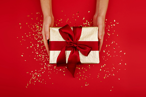 포토 JPG 해외이미지 손 디자인 기념일 행복 리본 종이 백그라운드 포장 휴가 기념 선물 사랑 이벤트 사람없음 장식 빨간색 선물상자 상자 뷰티 보라색 놀람 수확 축하 인사 잡기 생일 황금 정상 활 주기 쇼 패키지 고립 핸드메이드 스타일 1인칭시점 카피스페이스 해외202309 해외포토 시선 감정 컬러 컨셉 농업 모션 표정 신체부위 공백 예절 파일형식