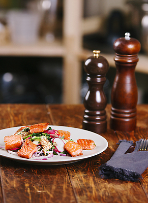 포토 JPG 해외이미지 접시 음식 바다 다이어트 채소 탁자 오이 건강 어류 스테이크 요리 사람없음 목재 초록색 여름 식당 식사 저녁식사 샐러드 흰색 신선 사발 그릴 상품 정상 굽기 먹기 해산물 유기농 날것 연어 시금치 점심식사 총각무 개조 해외202309 해외포토 레이스천 나무 식기 웰빙 계절 컬러 가구 재료 모션 주방용품 서양음식 상점 수중동물 직물 사기그릇 무 구이 파일형식