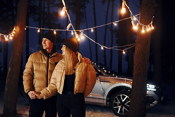 포토 JPG 해외이미지 커플 여자 남자 행복 여행 겨울 전구 자동차 상반신 성인 야외 두명 옆모습 손잡기 야간 패딩 성인만 어깨에손 차박 해외포토 자연요소 계절 감정 육상교통 뷰포인트 관계 모션 사람 점퍼 캠핑 파일형식