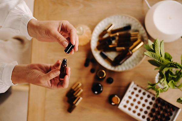 포토 JPG 해외이미지 손 여자 한명 들기 상반신 성인 신체부위 화장품 오일 아로마테라피 테라피 치료사 성인여자한명만 해외202309 해외포토 직업 1 음식 모션 사람 뷰티 여자한명만 성인여자만 파일형식