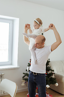 포토 JPG 해외이미지 전신 백인 여자 남자 크리스마스 가족 휴가 상반신 성인 두명 앞모습 옆모습 손잡기 아기 킥 목마타기 해외202309 해외포토 서양인 기념일 뷰포인트 관계 모션 사람 승차 파일형식