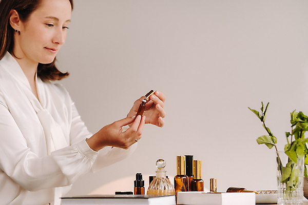 포토 JPG 해외이미지 여자 한명 들기 상반신 성인 화장품 오일 아로마테라피 테라피 에센스 성인여자한명만 해외202309 해외포토 1 음식 모션 사람 뷰티 여자한명만 성인여자만 파일형식