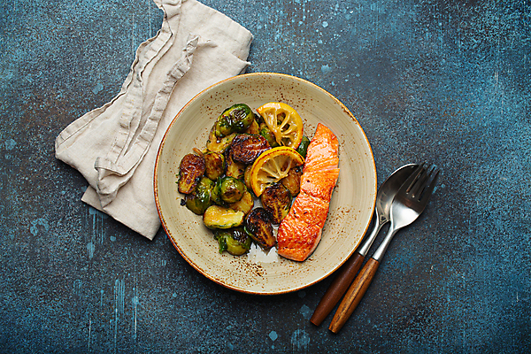 포토 JPG 해외이미지 접시 음식 포크 채소 스테이크 사람없음 숟가락 연어 연어스테이크 해외202309 해외포토 식기 서양음식 수저 어류 파일형식