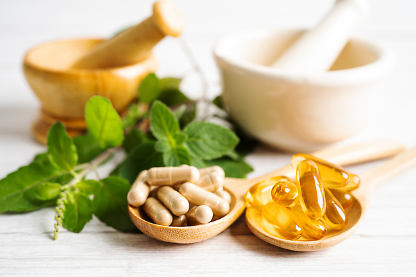 포토 JPG 해외이미지 건강 사람없음 알약 약 숟가락 허브 유기농 절구 절구방아 해외202309 해외포토 식물 웰빙 의학 수저 도구 파일형식