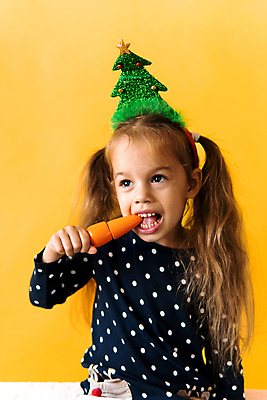 포토 JPG 해외이미지 긴머리 손 디자인 응시 여학생 여자 남자 감정 리본 백그라운드 크리스마스 인터넷 채소 오렌지 손가락 가족 새로움 따뜻함 한명 상자 금발 노란색 유행 축제 놀람 당근 기쁨 꿈 표현 인사 생일 치아 스웨터 먹기 토막 양모 해외202309 해외포토 1 학생 헤어스타일 시선 기념일 컬러 컨셉 상의 과일 관계 모션 뿌리채소 표정 사람 신체부위 직물 예절 소화기관 파일형식