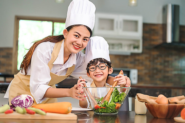 포토 JPG 해외이미지 여자 남자 어린이 실내 요리 동양인 소년 상반신 성인 두명 앞모습 옆모습 주방 샐러드 잡기 즐거움 주걱 해외포토 감정 음식 뷰포인트 모션 주방용품 사람 인종 내부 파일형식